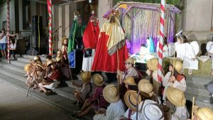 (videos)Multitudinario acompañamiento a la Caravana de Reyes Magos