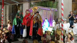 (videos)Multitudinario acompañamiento a la Caravana de Reyes Magos