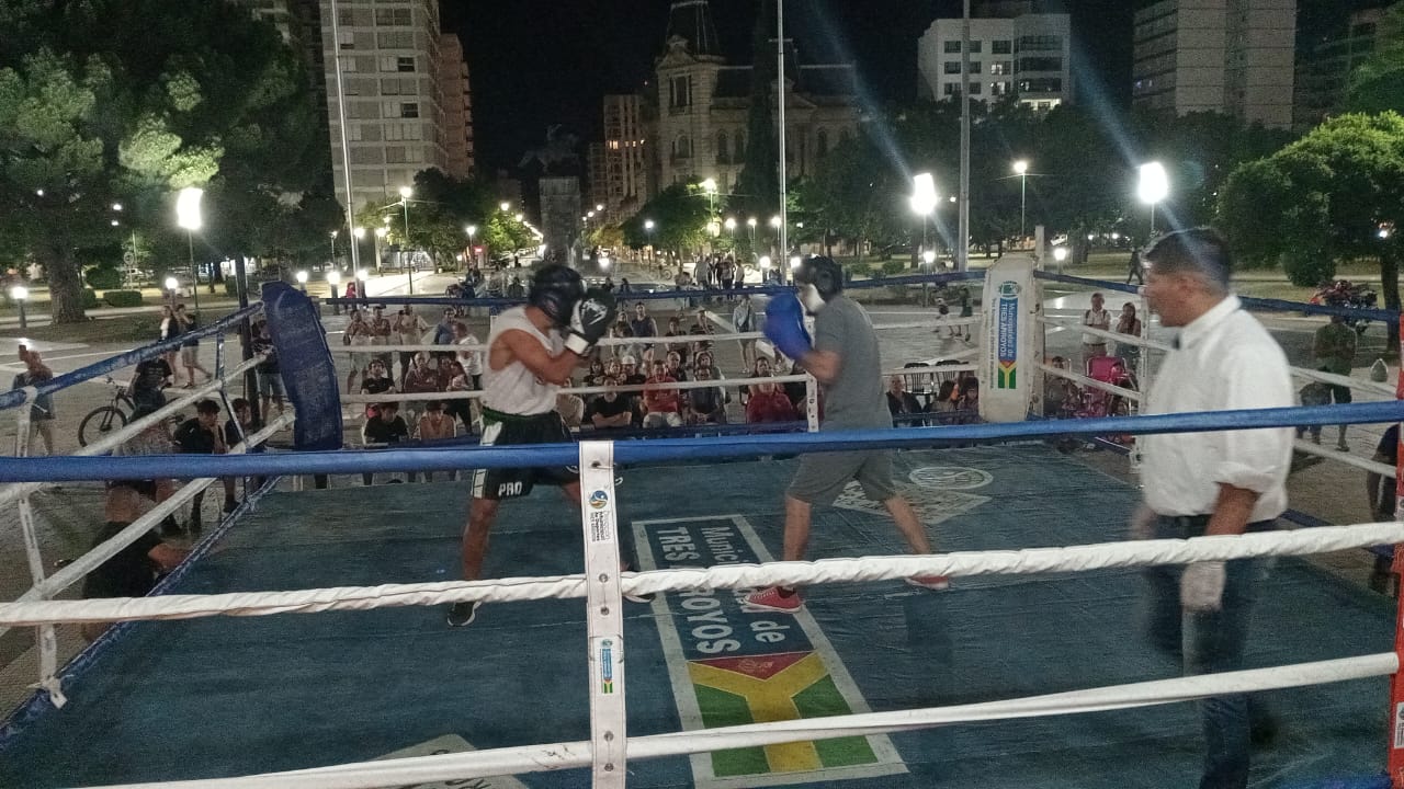 Se realizó la anunciada jornada de Boxeo frente al Palacio Municipal (videos)
