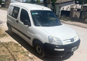 (audio) Rompieron el portón y robaron camioneta de reparto de Panadería Modelo