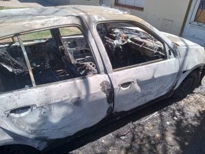 Ardió un auto en Caseros al 100
