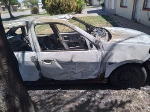 Ardió un auto en Caseros al 100