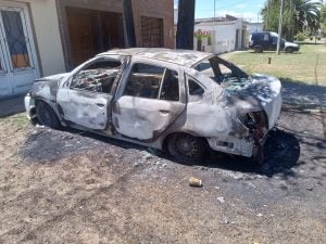 Ardió un auto en Caseros al 100