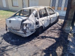 Ardió un auto en Caseros al 100