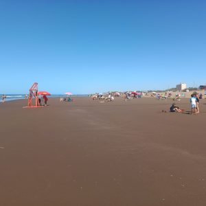 La mañana se disfruta en la playa de Claromecó