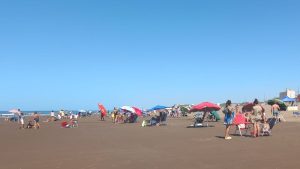 La mañana se disfruta en la playa de Claromecó
