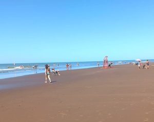 La mañana se disfruta en la playa de Claromecó