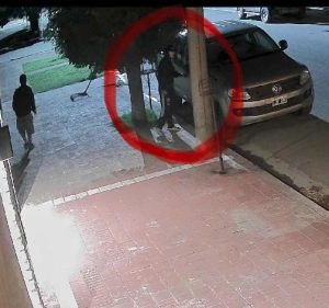 (video): “abrepuertas” intentan subir a una camioneta en Barrio Residencial