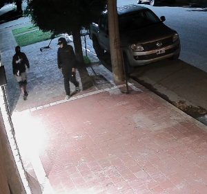 (video): “abrepuertas” intentan subir a una camioneta en Barrio Residencial