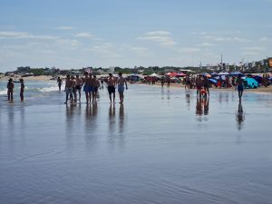 Claromecó: Guardavidas trabajaron en el rescate de cuatro jóvenes en el mar (video)