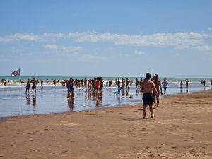Claromecó: Guardavidas trabajaron en el rescate de cuatro jóvenes en el mar (video)