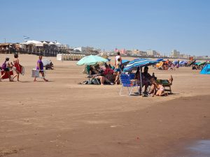 Claromecó: Guardavidas trabajaron en el rescate de cuatro jóvenes en el mar (video)