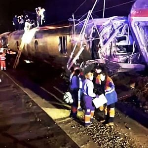 Trágico descarrilamiento provoca muertos y heridos en España