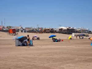 Claromecó: Guardavidas trabajaron en el rescate de cuatro jóvenes en el mar (video)
