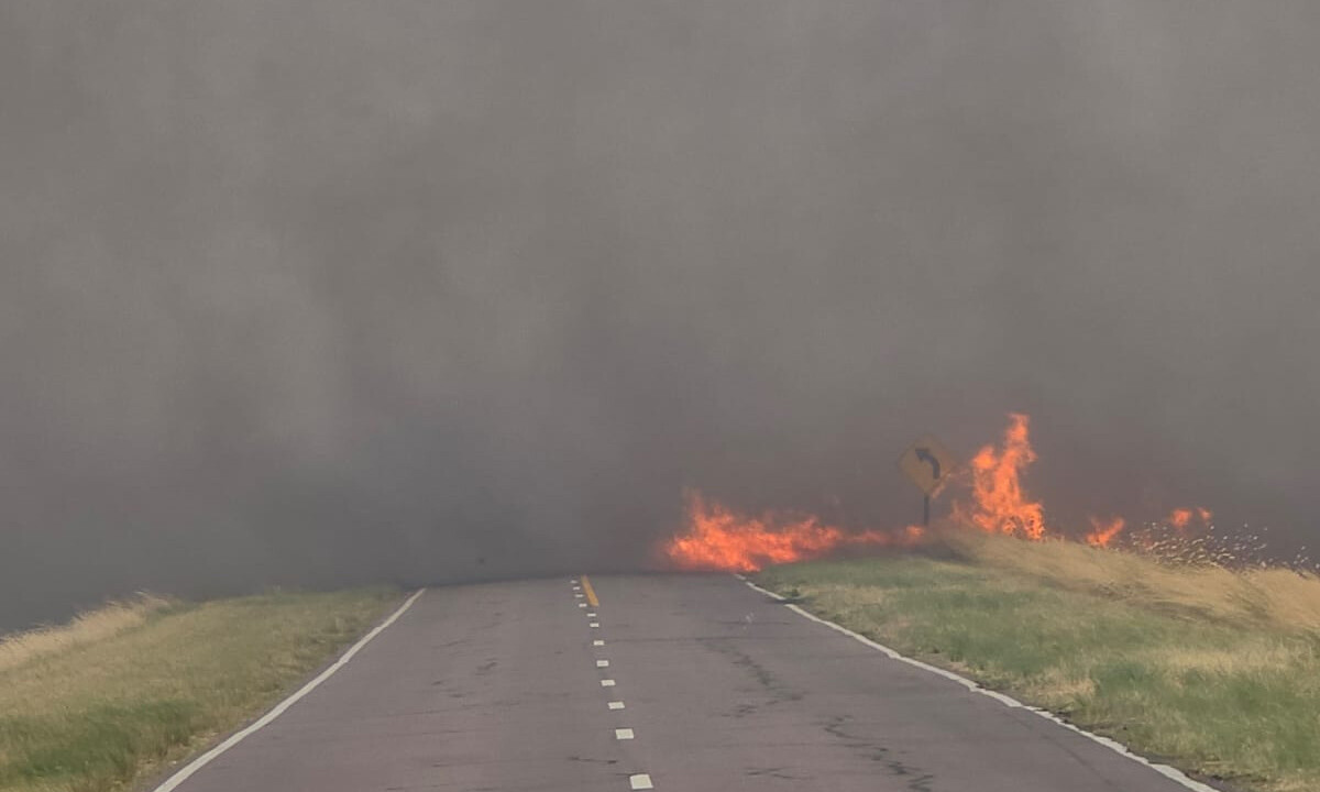 Tránsito cortado en la Ruta 3 vieja de Bahía Blanca por incendios