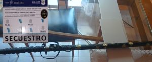 Golpeó y amenazó con una katana a su vecina. Fue preso