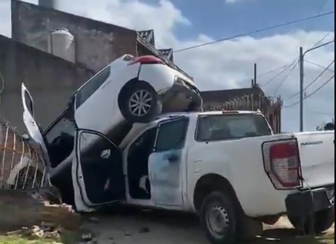 Se tirotearon con un policía, robaron un auto y terminaron incrustados en una casa junto a un patrullero (videos)