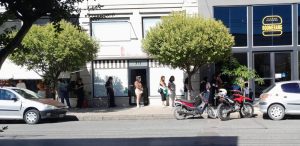 Cuando el trabajo hace falta: larga fila en Boomerang para entrevistas