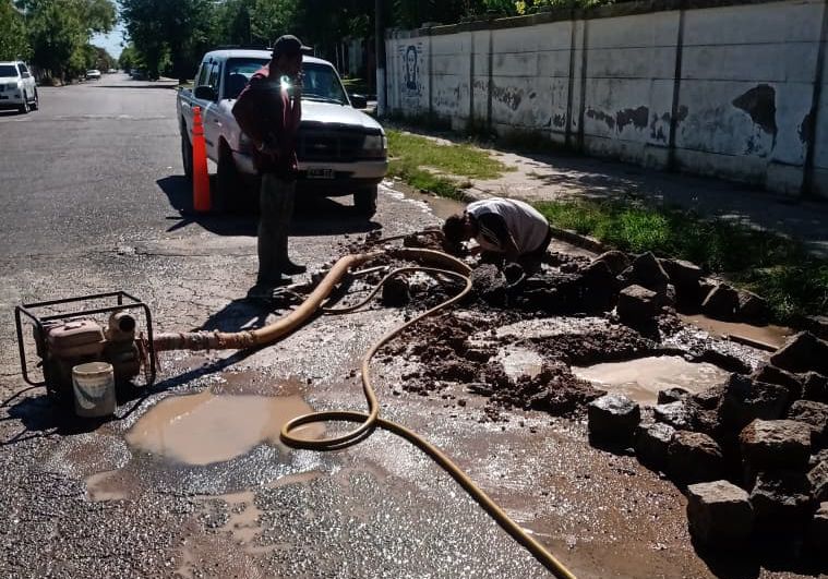 A pesar del feriado, Obras Sanitarias realiza trabajos de reparación
