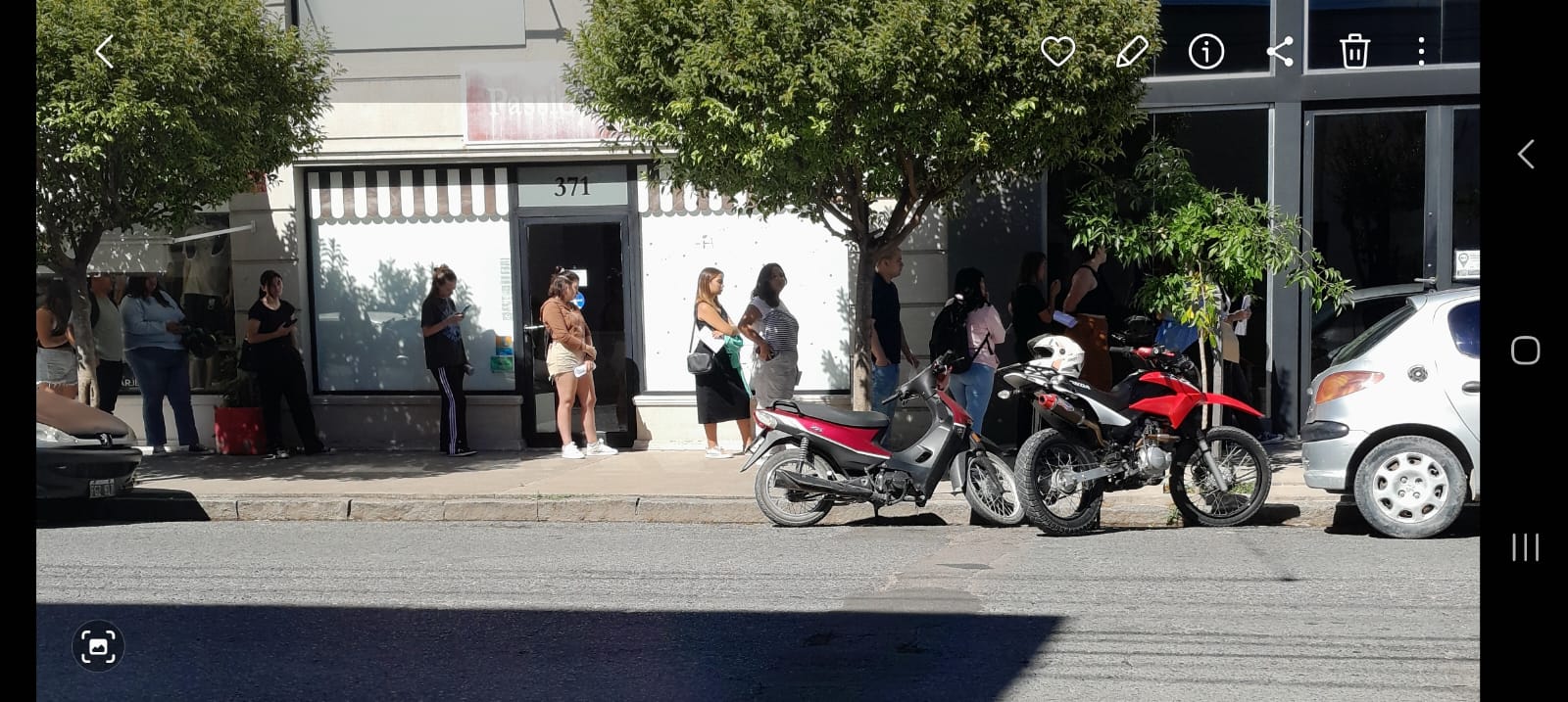 Cuando el trabajo hace falta: larga fila en Boomerang para entrevistas