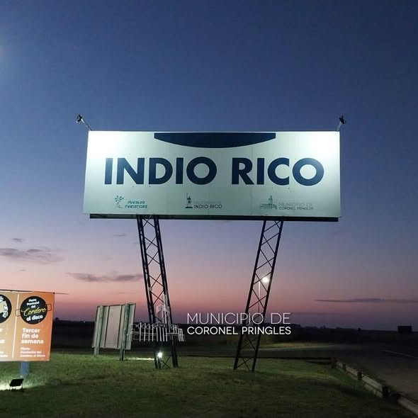 Nuevo cartel en el acceso a Indio Rico