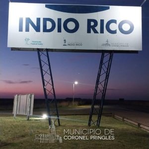 Nuevo cartel en el acceso a Indio Rico
