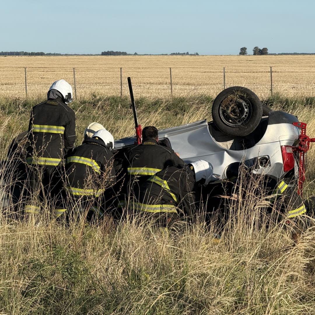 (video)Vuelco en Ruta 3: 4 personas rescatadas por los Bomberos