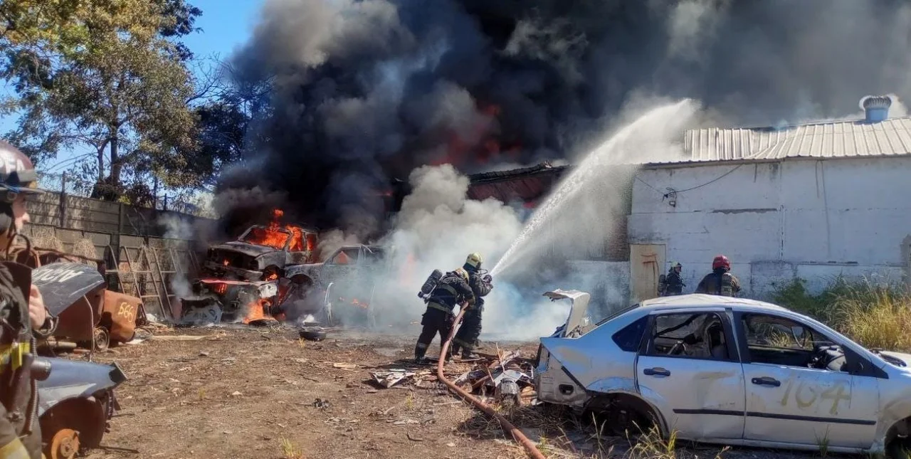 Incendio destruyó un depósito de autos de la Policía Federal