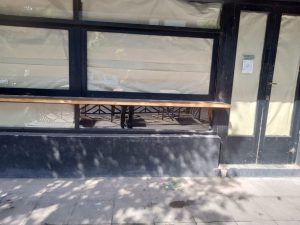 Rompió una vidriera, quiso robar alcohol, se resistió y cayó preso