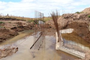 San Cayetano: avanza la construcción de un puente sobre el arroyo Cristiano Chico