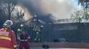 Incendio destruyó un depósito de autos de la Policía Federal