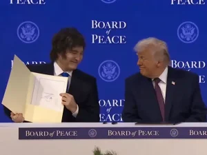 Tras haber ninguneado la crisis en Fate y amenazado a los gremios por el paro, Milei viajó a Washington