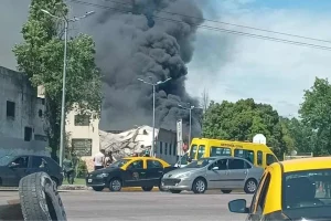 Incendio destruyó un depósito de autos de la Policía Federal