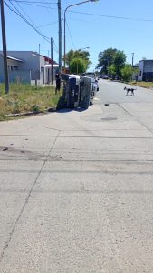 Utilitario chocó con un remis y desparramó su carga