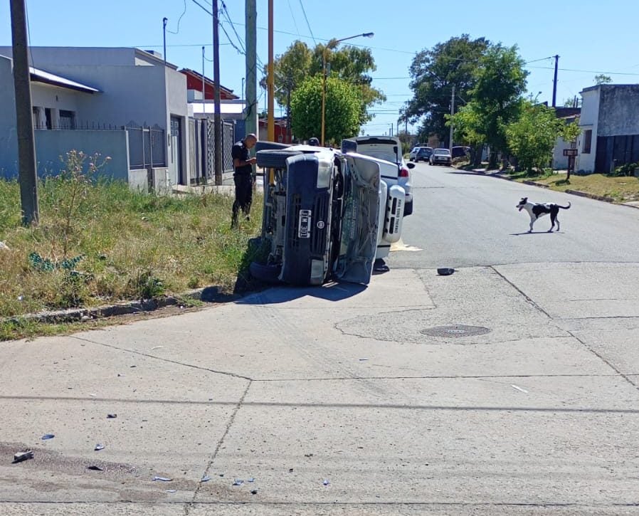 Utilitario chocó con un remis y desparramó su carga