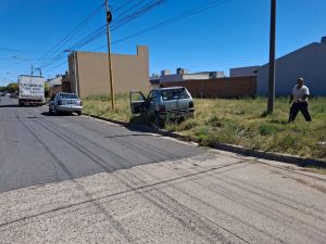 Utilitario chocó con un remis y desparramó su carga