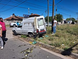 Utilitario chocó con un remis y desparramó su carga