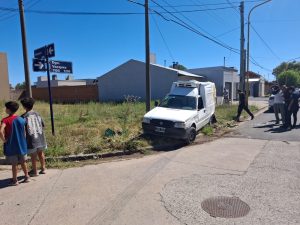 Utilitario chocó con un remis y desparramó su carga