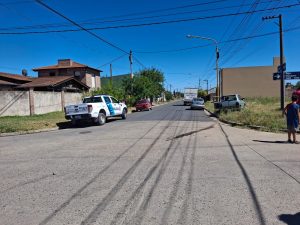 Utilitario chocó con un remis y desparramó su carga