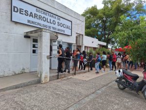 (audio y video) Gran concurrencia en la Secretaría de Desarrollo Social por la inscripción al plan de vivienda