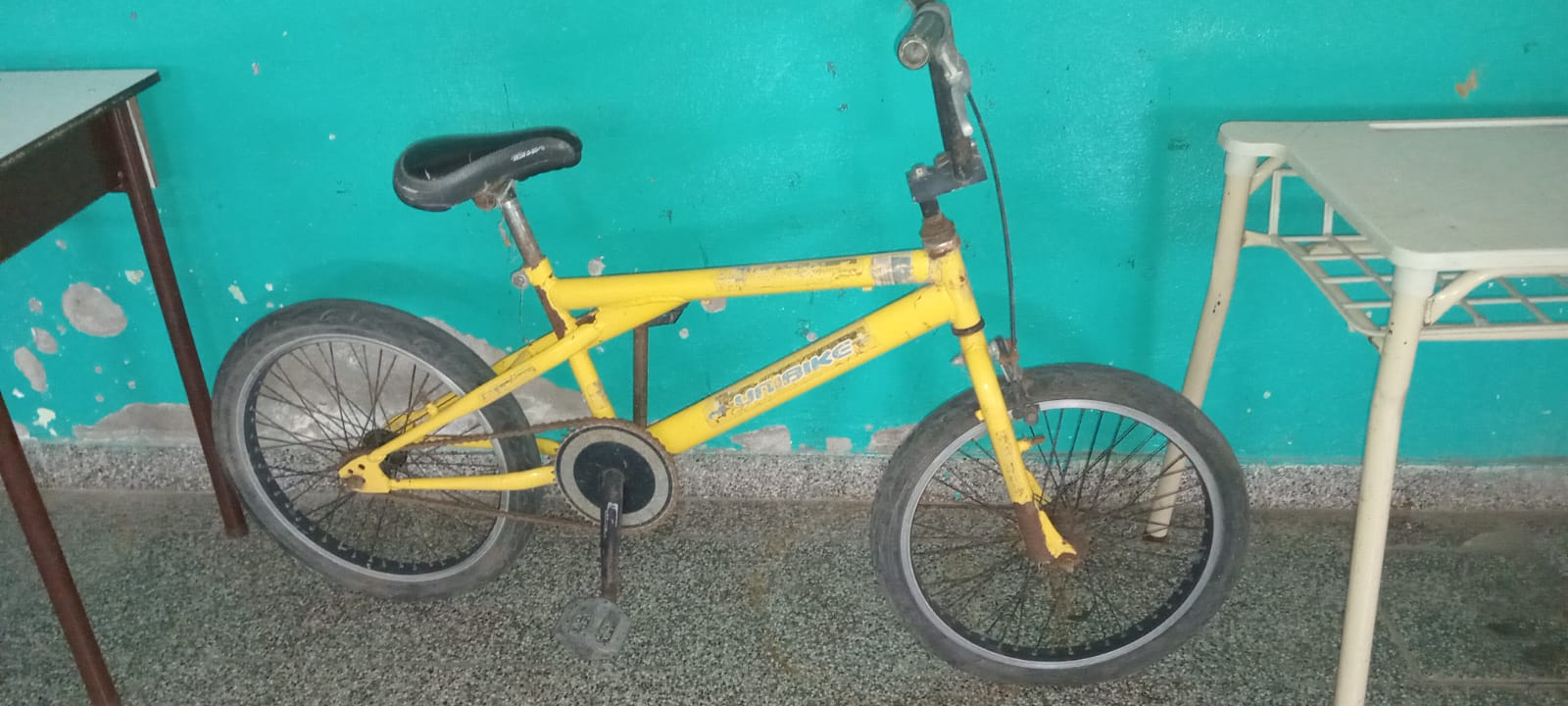 Apareció una bicicleta en la Escuela 16 y buscan a su dueño