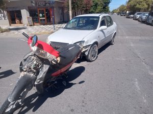 Choque en San Martín y Azcuénaga: Una motociclista al Hospital