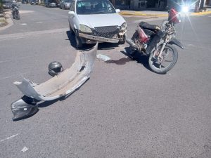 Choque en San Martín y Azcuénaga: Una motociclista al Hospital