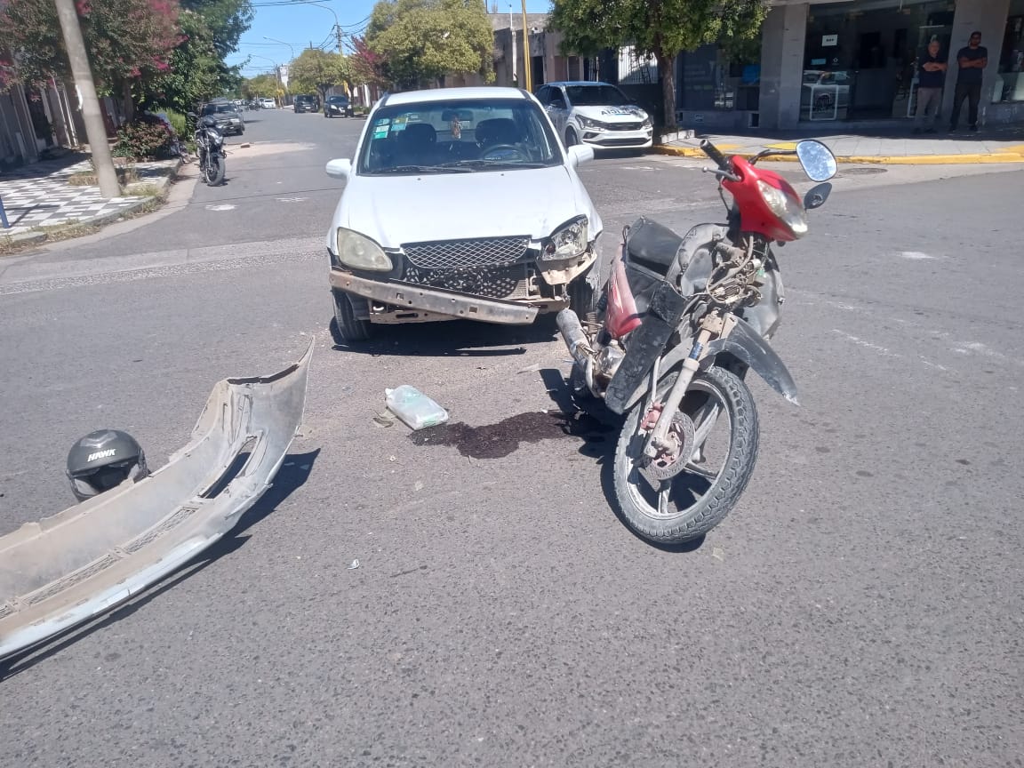 Choque en San Martín y Azcuénaga: Una motociclista al Hospital