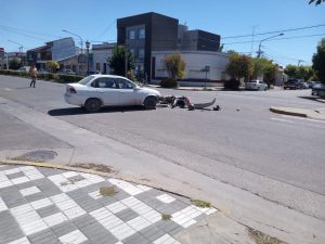 Choque en San Martín y Azcuénaga: Una motociclista al Hospital
