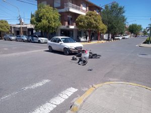 Choque en San Martín y Azcuénaga: Una motociclista al Hospital