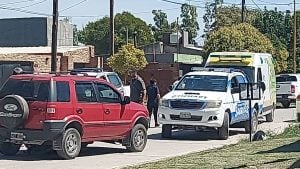 Accidente en Rauch y La Rioja: una moto terminó debajo de una Ecosport