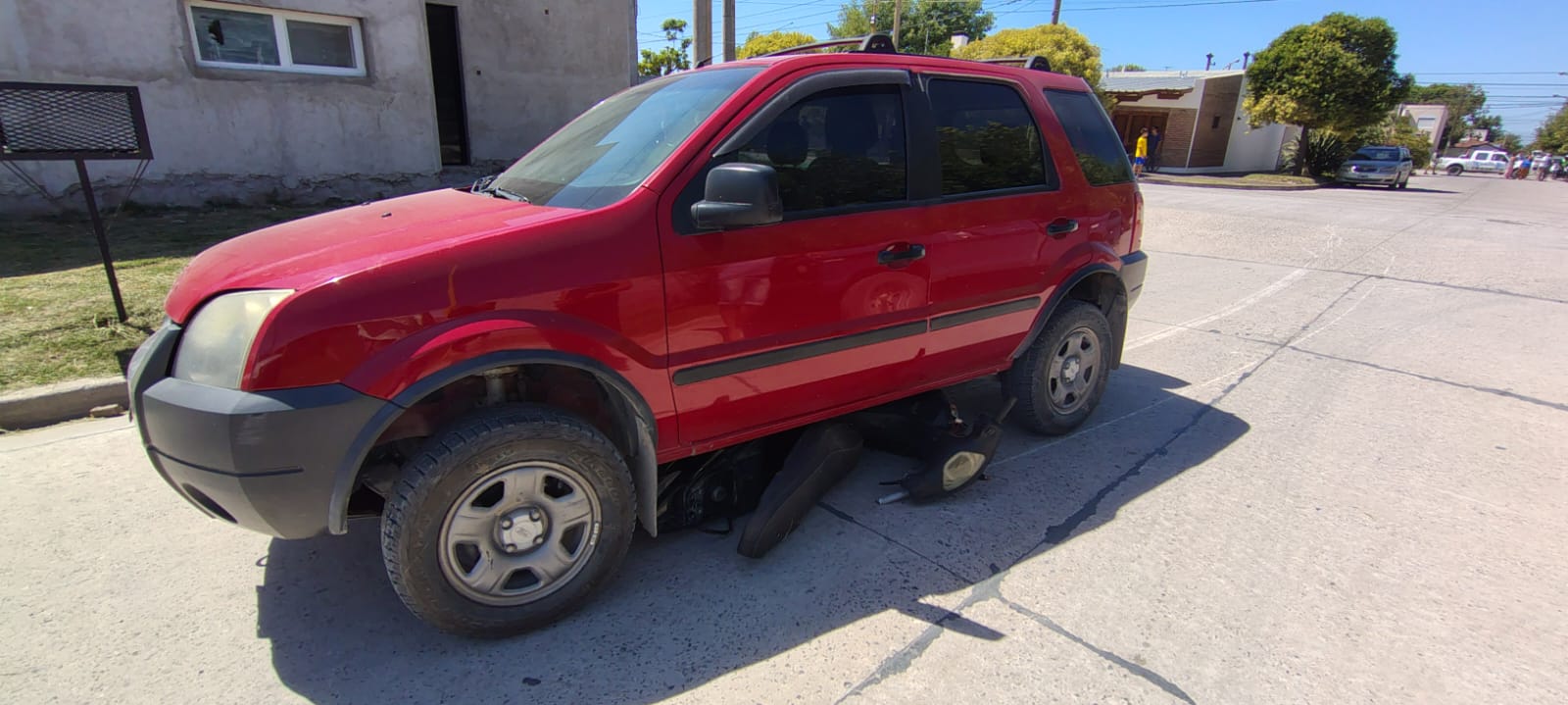 Accidente en Rauch y La Rioja: una moto terminó debajo de una Ecosport