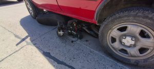 Accidente en Rauch y La Rioja: una moto terminó debajo de una Ecosport