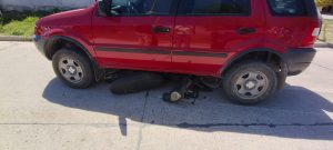 Accidente en Rauch y La Rioja: una moto terminó debajo de una Ecosport